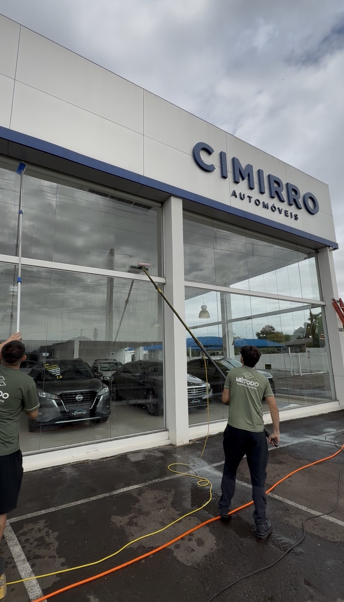 Equipe da Método atuando em limpeza de fachada envidraçada na Cimirro.
