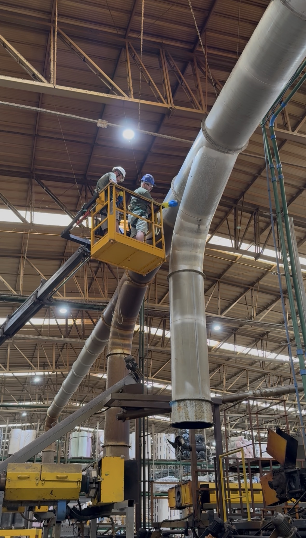 Equipe da Método atuando em ambiente industrial com plataforma elevatória.