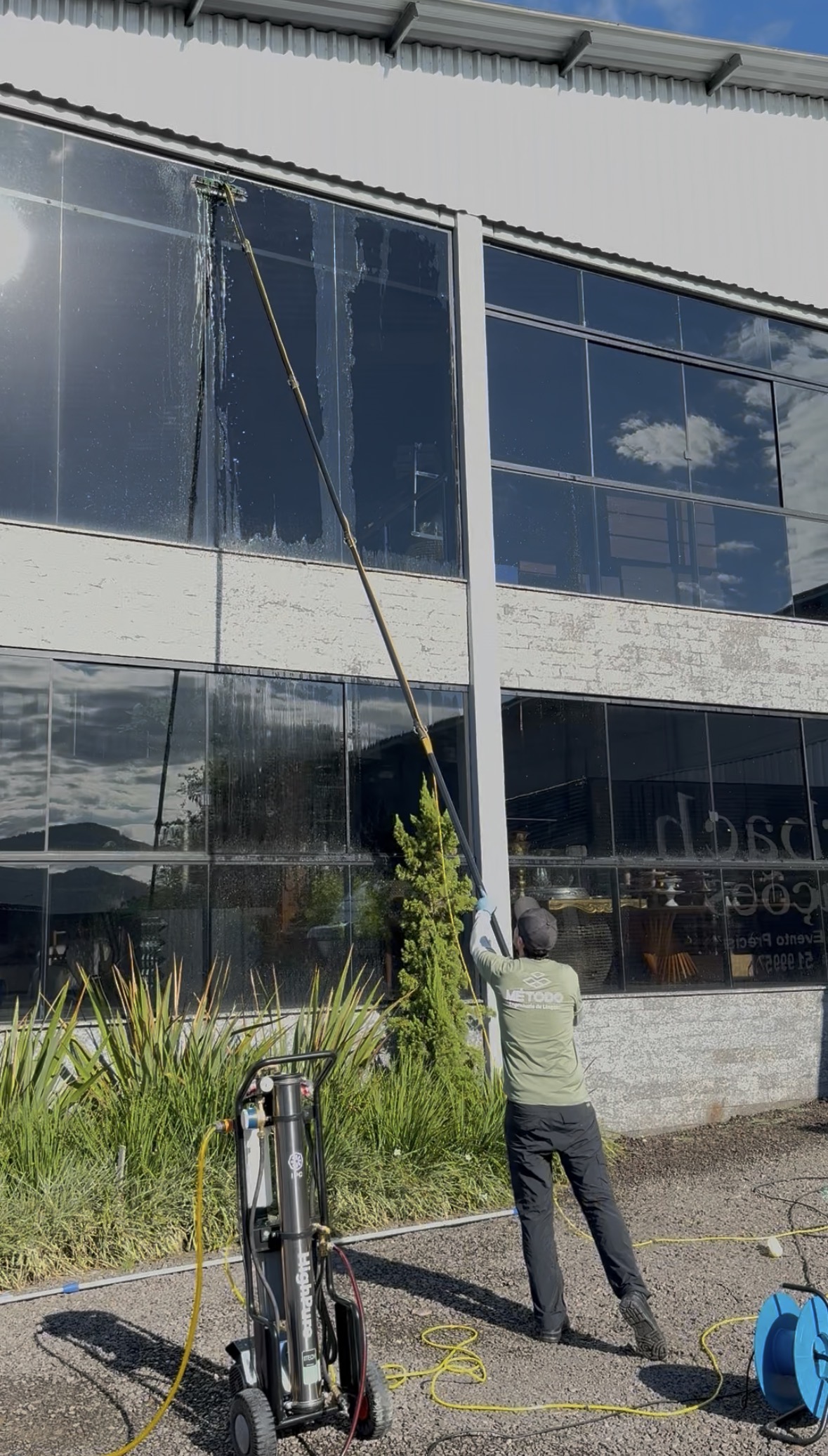 Limpeza técnica de fachada envidraçada com sistema profissional de água pura.